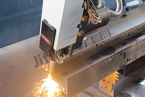 疆田型钢激光切割机切割中