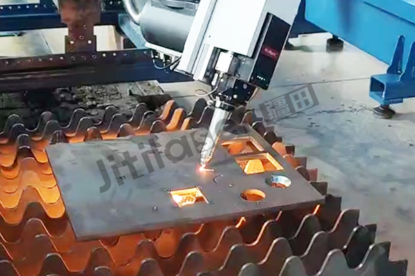 疆田型钢激光切割机切割平板